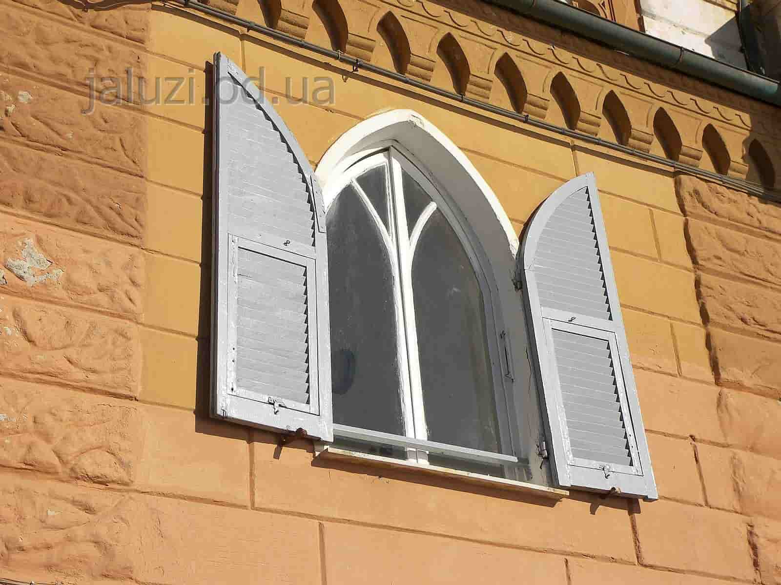 Вікно зі віконницями З історії появи жалюзі